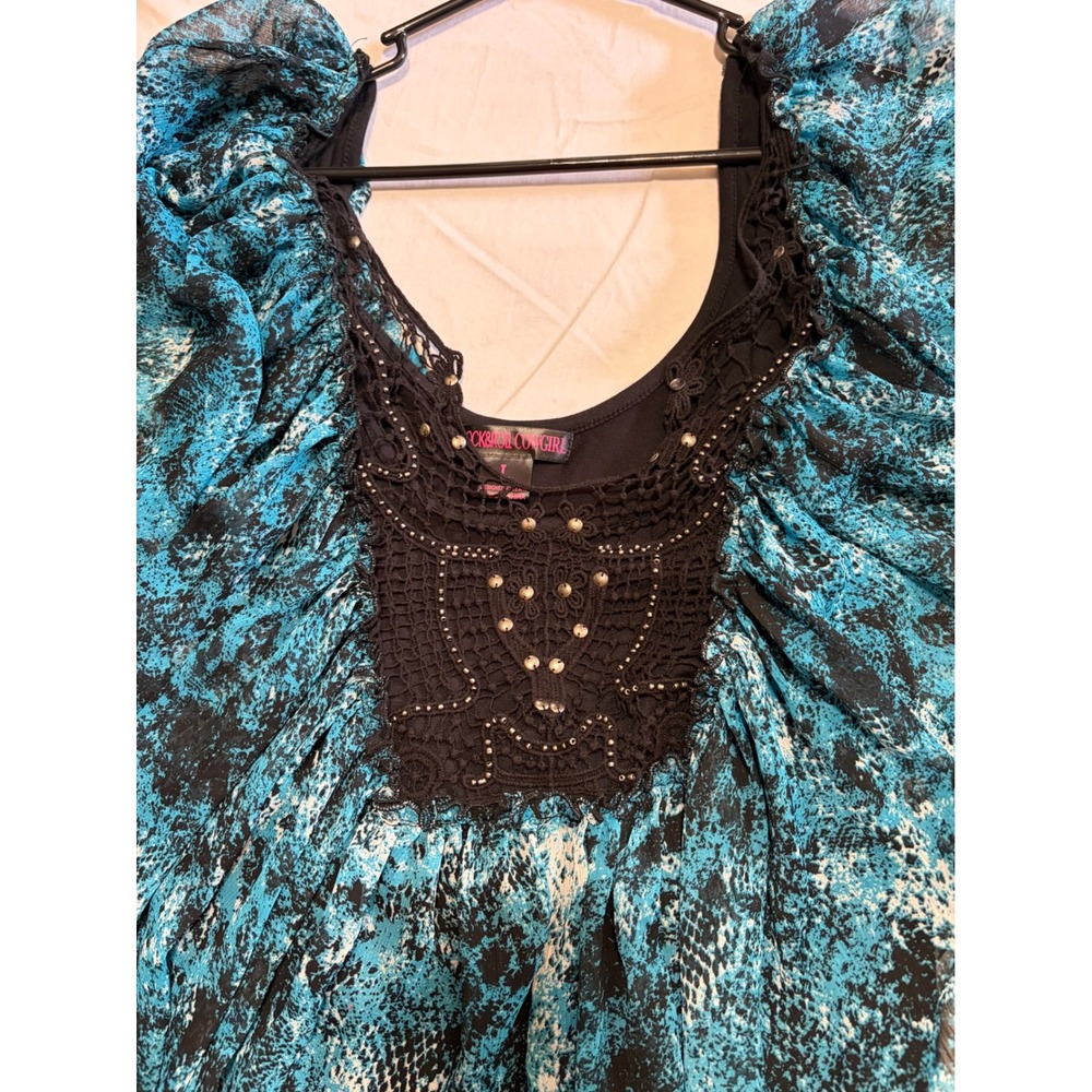 Rock and Roll Cowgirl Blue Snakeskin Crochet Studded Ruffle Top L B5-5470 Y2K